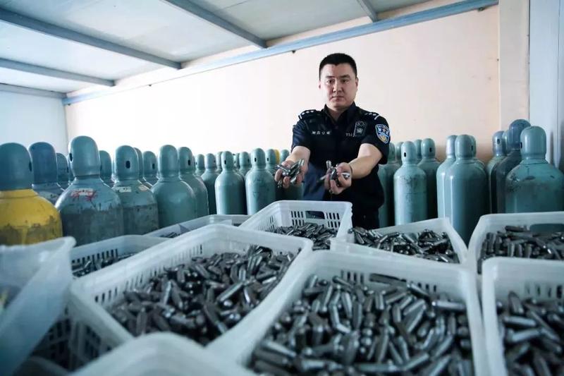 “致命化学师”终被端！即墨一“搞笑”团伙的疯狂之旅与覆灭记