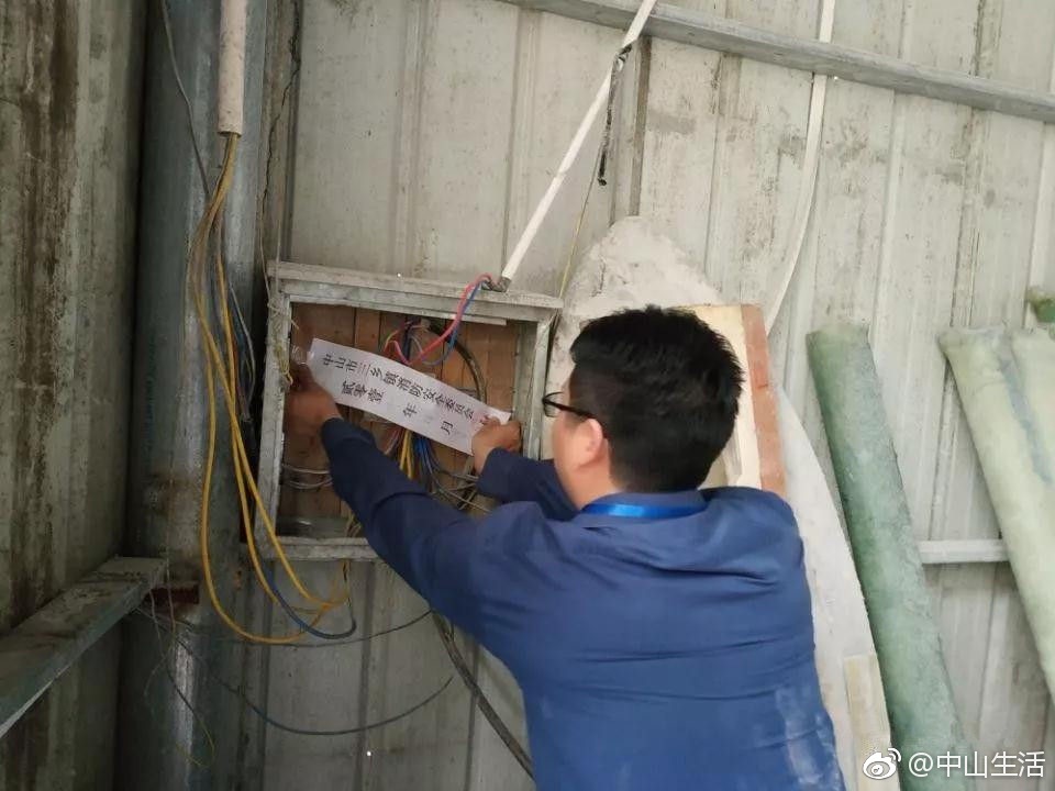 危险！中山一厂房内惊现21吨危化品，老板因违规经营被警方控制